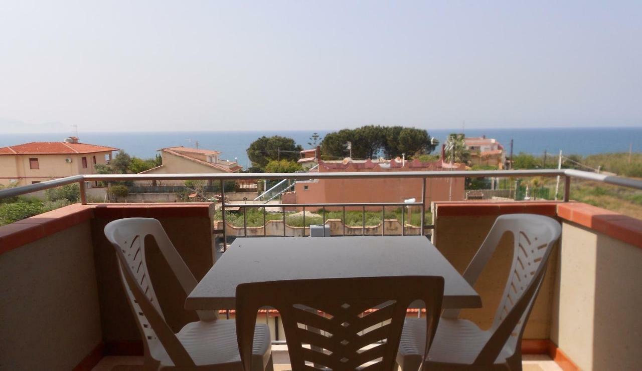 Yellow House Apartment Trappeto  Bagian luar foto